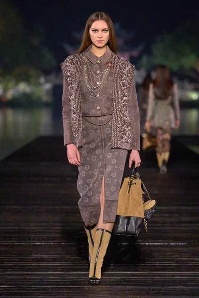 Look 27